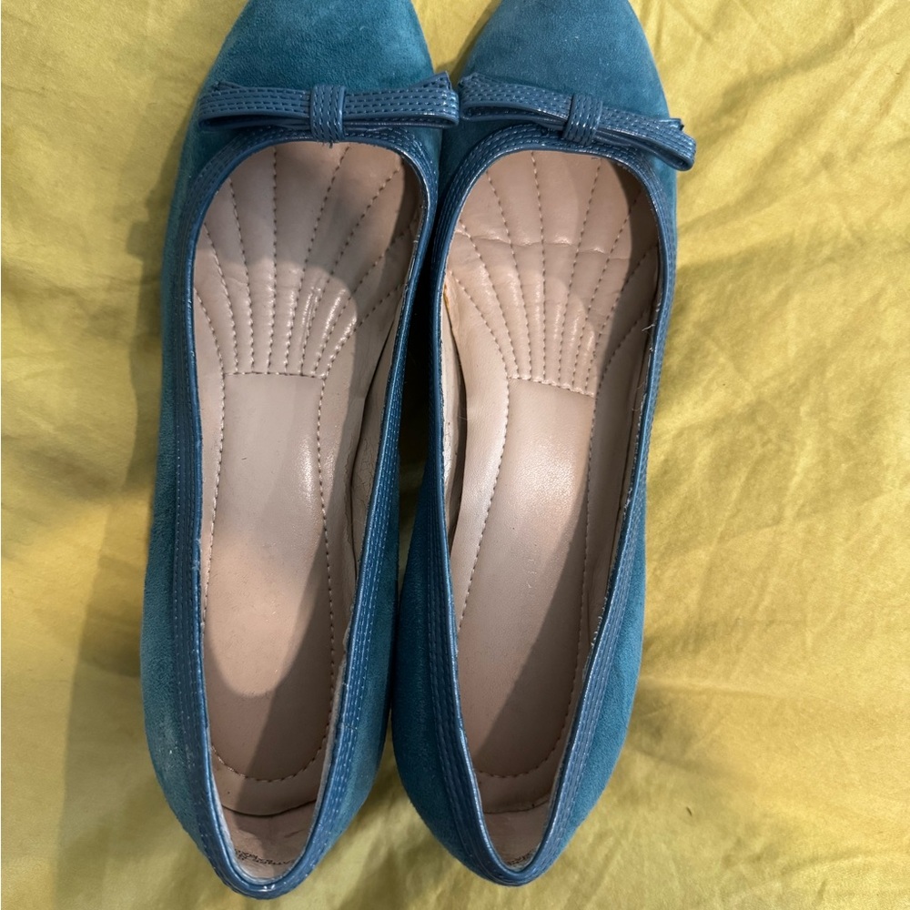 Easy Spirit Blue Flats for Versatile Comfort